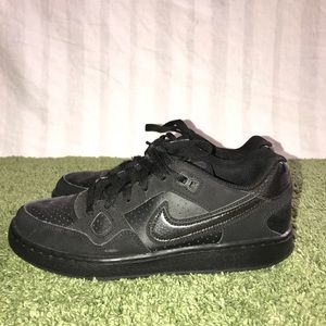 Black Nike Force - Size 6Y / M - 6 / W - 7 1/2